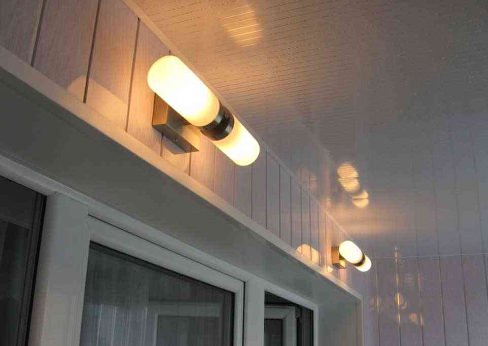 лампы на балконе